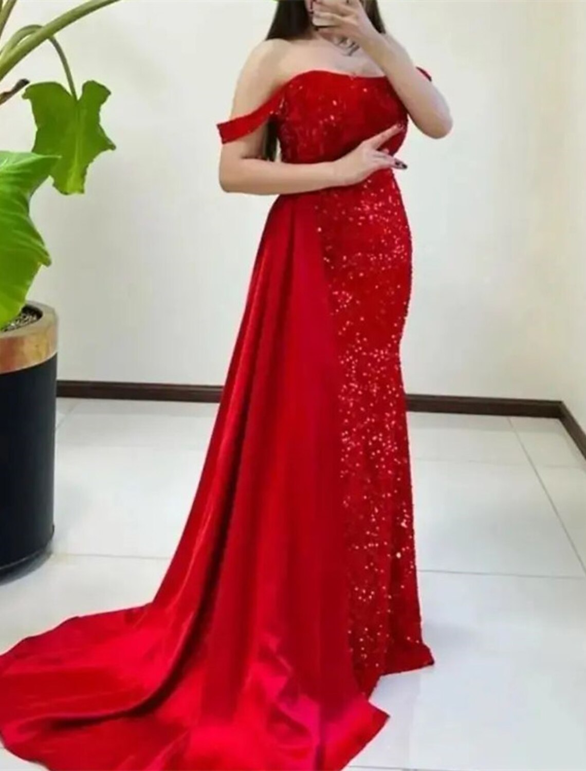 Vestido de noche de sirena/trompeta con brillo y destellos, vestido de corte navideño, sin mangas, hombros descubiertos, con lentejuelas y abertura con lentejuelas